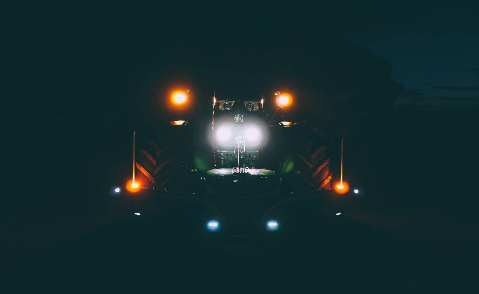Tractor LED width lights for exact width marking
