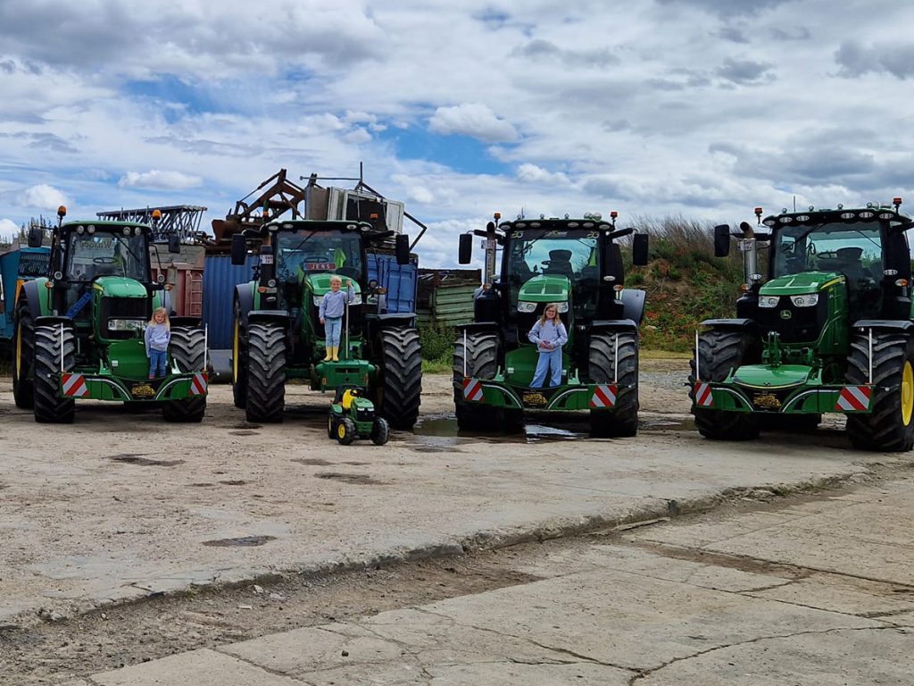Staubox und Frontgewicht John Deere