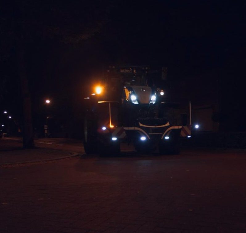 Direction indicators on the tractorbumper visible from the rear for overtaking traffic